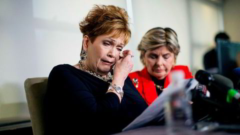Beverly Young Nelson (56) holdt en pressekonferanse på mandag hvor hun sa at den republikanske senatorkandidaten Roy Moore begikk seksuelle overgrep mot henne da hun var tenåring. Til høyre Nelsons advokat Gloria Allred.