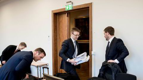 Ydstebøs advokater, Fredrik Gisholt (midten) og Kristoffer Lerum (til høyre) har brukt utradisjonelle virkemidler i jakten på bevis.