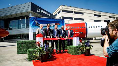 Sommeren 2017 var tidligere Norwegian-sjef Bjørn Kjos (nummer to fra høyre) på Boeing-fabrikken i Seattle for å ta imot første Boeing 737 Max-fly. Senere har flyene blitt parkert, og Norwegian havnet i finansielle problemer.