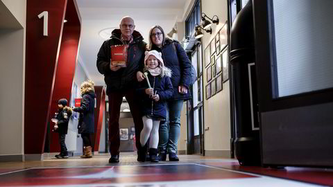 Bestefar Terje Abrahamsen, barnebarn Frida Rønsen og mamma Ebba Falch var på Colosseum kino onsdag formiddag. Kinobesøket har gått kraftig ned etter rekordåret i fjor.
