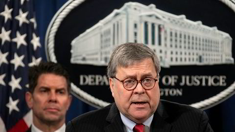 USAs justisminister William Barr (t.h.) uttalte seg mandag om tiltalen mot fire antatte militære hackere i Kina. Foto: Jacquelyn Martin / AP / NTB scanpix