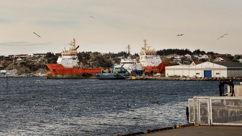 Aksjekursen til rederiet Solstad Farstad i Skudeneshavn falt gjennom store deler av fjoråret. Her ligger supplyskip i opplag.