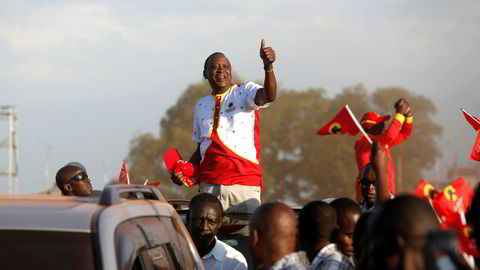 Kenyas president Uhuru Kenyatta gir tommelen opp til tilhengere under et valgkampevent i helgen.