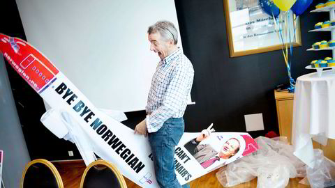 Michael O' Leary, administrerende direktør i Ryanair, kom i 2011 ridende på et Norwegian pappfly på pressekonferansen: To år og 2 millioner passasjerer på Rygge.
