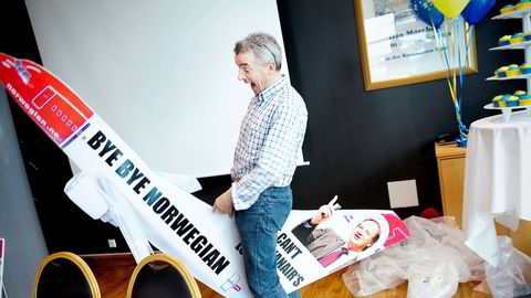 Michael O' Leary, administrerende direktør i Ryanair, kom i 2011 ridende på et Norwegian pappfly på pressekonferansen: To år og 2 millioner passasjerer på Rygge.