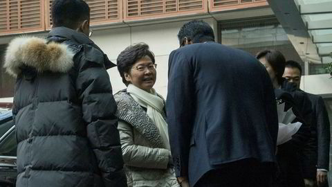 Hongkongs leder blir hilst velkommen da hun ankom et hotell i Beijing lørdag. Mandag møter hun Kinas leder Xi Jinping.