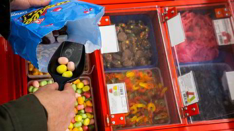 Krav kommer fra mange hold om at regjeringen må reversere sukkeravgiften i forbindelse med revidert nasjonalbudsjett. Avgiftshoppet har økt grensehandelen i Sverige betydelig og gitt næringen i Norge røde tall. Foto: Mariam Butt / NTB scanpix