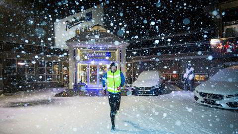Det snør kraftig i det Jann Post legger ut på løpetur på morgenkvisten, fire timer før han skal sitte i NRKs kommentatorbu på Beitostølen. Disiplin er et nøkkelord for å holde treningen i gang med rundt 120 reisedager i året.