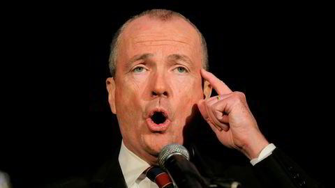 Demokraten Phil Murphy er ny guvernør i New Jersey. På bildet holder han en tale i Asbury Park etter at valgresultatet er klart.