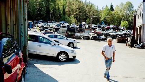 En ekstra verkstedregning ble dødsbudskapet for denne VW Passaten fra 2007. Selger Lars Grorud hos Eriks Bildemontering tror velstandsøkningen bidrar til at folk ikke lenger reparerer bilene sine.