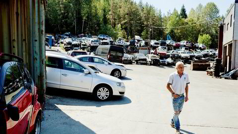 En ekstra verkstedregning ble dødsbudskapet for denne VW Passaten fra 2007. Selger Lars Grorud hos Eriks Bildemontering tror velstandsøkningen bidrar til at folk ikke lenger reparerer bilene sine.