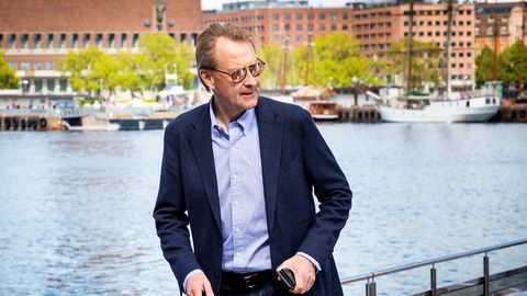 Investor Bjørn Rune Gjelsten går i land fra den elektrisk drevne båten Brim Explorer.