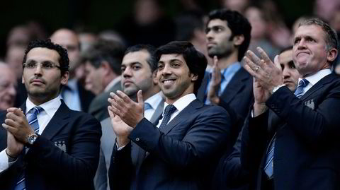 Fotballklubben Manchester City eies og kontrolleres av herskerfamilien i Forente arabiske emirater. Sjeik Mansour bin Zayed bin Sultan Al Nahyan (i midten) er visestatsminister, styreleder i sentralbanken og eier av Manchester City. Til venstre på bildet står Khaldoon al-Mubarak, som er styreleder i Manchester City og nær rådgiver for regimets president, som er broren til sjeik Mansour.