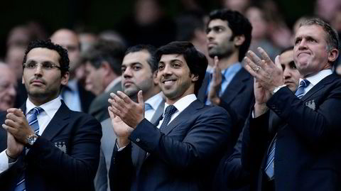 Fotballklubben Manchester City eies og kontrolleres av herskerfamilien i Forente arabiske emirater. Sjeik Mansour bin Zayed bin Sultan Al Nahyan (i midten) er visestatsminister, styreleder i sentralbanken og eier av Manchester City. Til venstre på bildet står Khaldoon al-Mubarak, som er styreleder i Manchester City og nær rådgiver for regimets president, som er broren til sjeik Mansour.