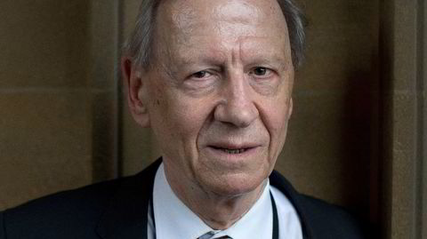 Sosiologen Anthony Gidds mener korona handler om langt mer enn et virus som sprer seg. Han kaller pandemien en «digidemi».