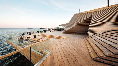 Badstue med mer. Helsingfors’ nye prakt-
                  sauna ligger helt nede 
                  i vann­kanten, slik at besøkende kan ta et 
                  salt bad mellom de dampende øktene. Foto: kuvio.com