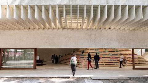 Sosial. Årets utstilling inviterer publikum til å sette seg på pyramiden og plukke ark, lese og studere paviljongen. Foto: Nasjonalmuseet