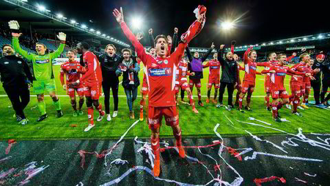 Klar for Ullevaal. Fredrik Pålerud og resten av Kongsvinger-laget jubler for 2–1 seier i semifinalen i cupen mellom Strømsgodset og Kongsvinger på Marienlyst stadion. Foto: Vegard Wivestad Gr¯tt /