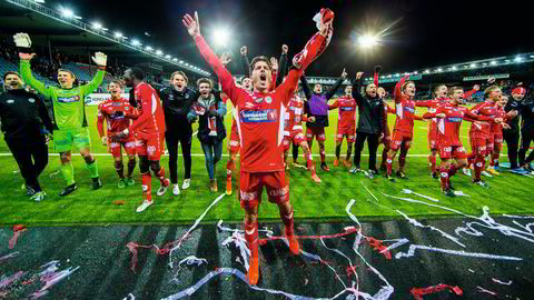 Klar for Ullevaal. Fredrik Pålerud og resten av Kongsvinger-laget jubler for 2–1 seier i semifinalen i cupen mellom Strømsgodset og Kongsvinger på Marienlyst stadion. Foto: Vegard Wivestad Gr¯tt /