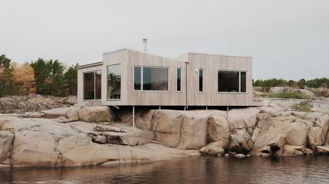 Stål i bena. For å gjøre natur­inngrepet minst mulig står ikke hytta på grunnmur, men på slanke stål­søyler som er fundamentert i fjellet.