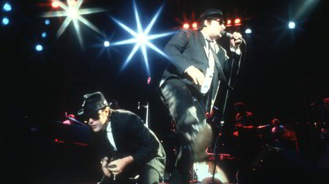 «Shake a Tail Feather»: I 1980 toppet Dan Aykroyd (til venstre) og John Belushi både musikk- og kinolistene som The Blues Brothers.