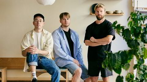 Familien først. – Vi er en -liten familiebedrift, forteller Alexander Krystad -Marthinsen (t.h.), som startet F5 sammen med sine to brødre Emil og Benjamin (i midten). Da de skulle åpne kafé i den nye -butikken, ble det en jobb for fetteren deres, Nicolas Jara Marthinsen (til venstre).