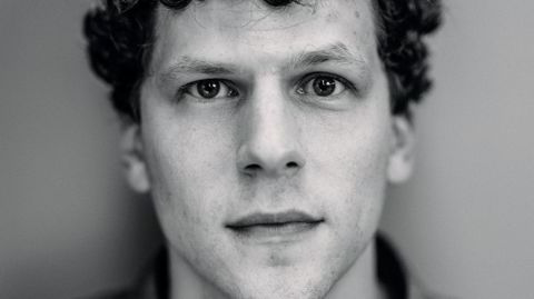 Krøller på tråden. – Man havner i et mønster, og det er denne serien et godt bilde på, sier Jesse Eisenberg på Zoom, aktuell med overklassedramaet «Fleishman is in Trouble». – Selv er jeg lykkelig gift, men jeg har merket at vi ofte småkrangler om de samme tingene, og at diskusjoner gjentar seg, sier den amerikanske skuespilleren.