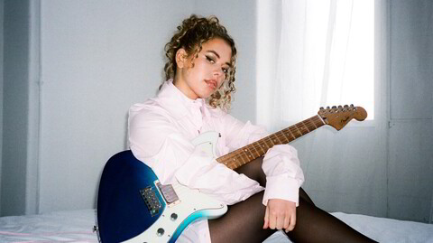 Nilüfer Yanya viser seg som en glimrende låtskriver, gitarist og sanger.