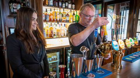 Per Sandberg gikk fra full jobb som politiker til å drifte Grand Bar i Halden, med samboeren Bahareh Letnes.