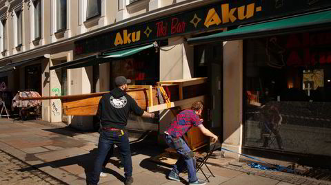 Lirkearbeid. En enorm kano ble utlånt fra Kon-Tiki Museet da Aku-Aku åpnet dørene i 2007. Erik Bruun og resten av demonteringsgjengen fikk lirket den ut inngangsdøren – på bekostning av trafikkflyten i Thorvald Meyers gate.