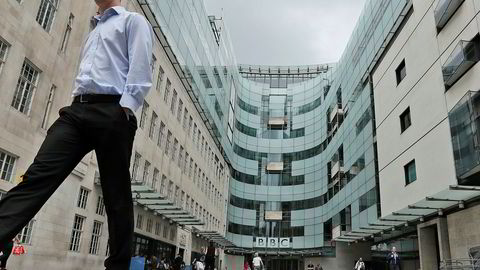 BBC får hard kritikk etter at de gjenga et rasistisk tilrop i en nyhetsreportasje.