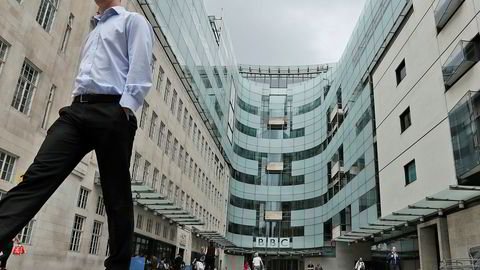 BBC får hard kritikk etter at de gjenga et rasistisk tilrop i en nyhetsreportasje.