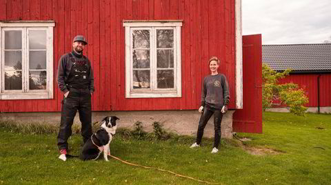 Imot snusfornuft. Eirik Volent og Anna Widén-Björk har på mirakuløst vis fått reist en snusfabrikk på en bondegård i Byneset utenfor Trondheim. Hunden er selvsagt oppkalt etter en tobakkssort: Alida.