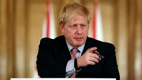 – Vi stenger ikke skolene nå. For den vitenskapelige anbefalingen er at det vil kunne føre til mer skade, sier Storbritannias statsminister Boris Johnson, som frykter at befolkningen skal gå lei av alle smitteverntiltakene for tidlig.