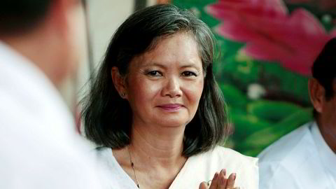 Nestleder Mu Sochua (bildet) i Kambodsjas største opposisjonsparti har flyktet fra landet og partilederen er arrestert. Statsminister Hun Sen har sittet ved makten i 32 år. Oppslutningen har stupt de siste årene og Hun Sen beskyldes for å tviholde på makten – med alle metoder.
