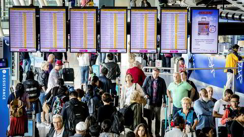 Rekordmange 230.000 passasjerer reiste til eller fra Schiphol Airport i Amsterdam 31. juli i år. Med så stor gjennomstrømming av passasjerer, er det bare å krysse fingrene for at køen gjennom sikkerhetskontrollen ikke er altfor lang.