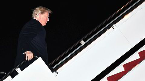 USAs president Donald Trump er på vei til WEF-møtet i Davos. På bildet er han på vei inn i Air Force One onsdag kveld.