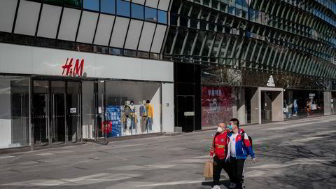 H&amp;M har over 500 utsalg i Kina og har hatt høy vekst siden etableringen for nesten 15 år siden. Nå utsettes selskapet for en omfattende forbrukerboikott. Dette bilder er fra Beijing tidligere i mars.