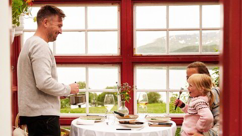Magisk saus. Her kommer prikken over fisken. Pappa Marius Martinsen tryller med sausen og serverer lille Emma og Elise Bratteng Rønning det som hever måltidet enda et hakk.