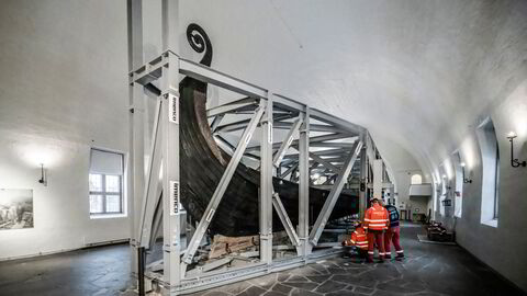 Osebergskipet innpakket i stålrigg før flytting til det nye Vikingtidsmuseet på Bygdøy.