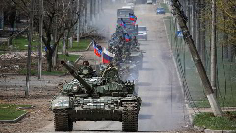 En pansret konvoi med prorussiske styrker sist torsdag utenfor Mariupol, sør i Ukraina.