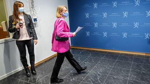 Utenriksminister Anniken Huitfeldt, her fra en pressekonferanse tidligere i februar hvor hun informerte om at norske myndigheter oppfordrer nordmenn i Ukraina om å forlate landet. Til venstre er kommunikasjonssjef i UD, Trude Måseide.