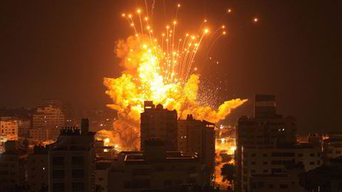 Israel har gjennomført flere titall luftangrep på Gazastripen natt til mandag. Det skal være rettet mot bygninger som tidligere er blitt brukt som tilholdssted av Hamas.