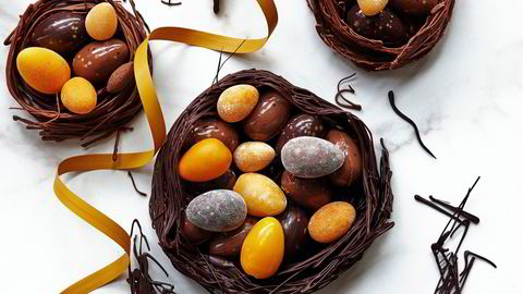 Påskeprosjekt. Med ferdigmarsipan av god kvalitet, blir det å rulle sine egne egg og lage et sjokoladerede til dem et overkommelig prosjekt for både store og små.