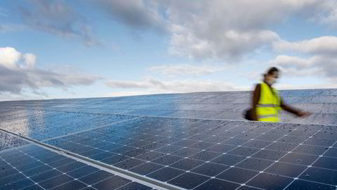 Frankrike er et av landene der Rystad mener det nå vil ta under et år å nedbetale investering i fornybar energi. Her fra en tidligere avfallsplass i Guignen i Frankrike, der selskapet Generale du Soleil (GDS) satte opp en solcellepark i 2020.