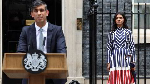 Det var det. Storbritannias statsminister Rishi Sunak takker for seg i Downing Street fredag, mens kona Akshata Murty hører på.