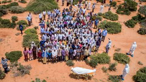 En eldre mann som er død av korona, blir begravet i Mogadishu, Somalia. Pandemien har ført til en kraftig økning i global fattigdom, skriver artikkelforfatteren.