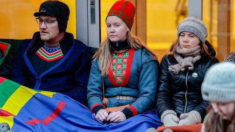 Greta Thunberg (til høyre) er blant aksjonistene som torsdag morgen satt foran inngangen til Nærings- og fiskeridepartementet.