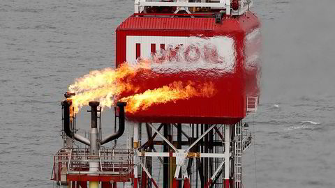Lukoil var med på en dyr letebrønn på norsk sokkel i fjor, og har dermed trolig krav på minst 100 millioner kroner i leterefusjon fra staten. Her fra oljefeltet Filanovsky i Det kaspiske hav.