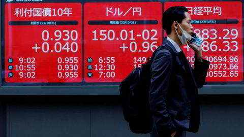 Internasjonale finansinstitusjoner forsøker å tolke det siste utspiller fra den japanske sentralbanken. Japans visefinansminister Masato Kanda er klar til å intervenere i valutamarkedet hvis yenen svekker seg ytterligere.